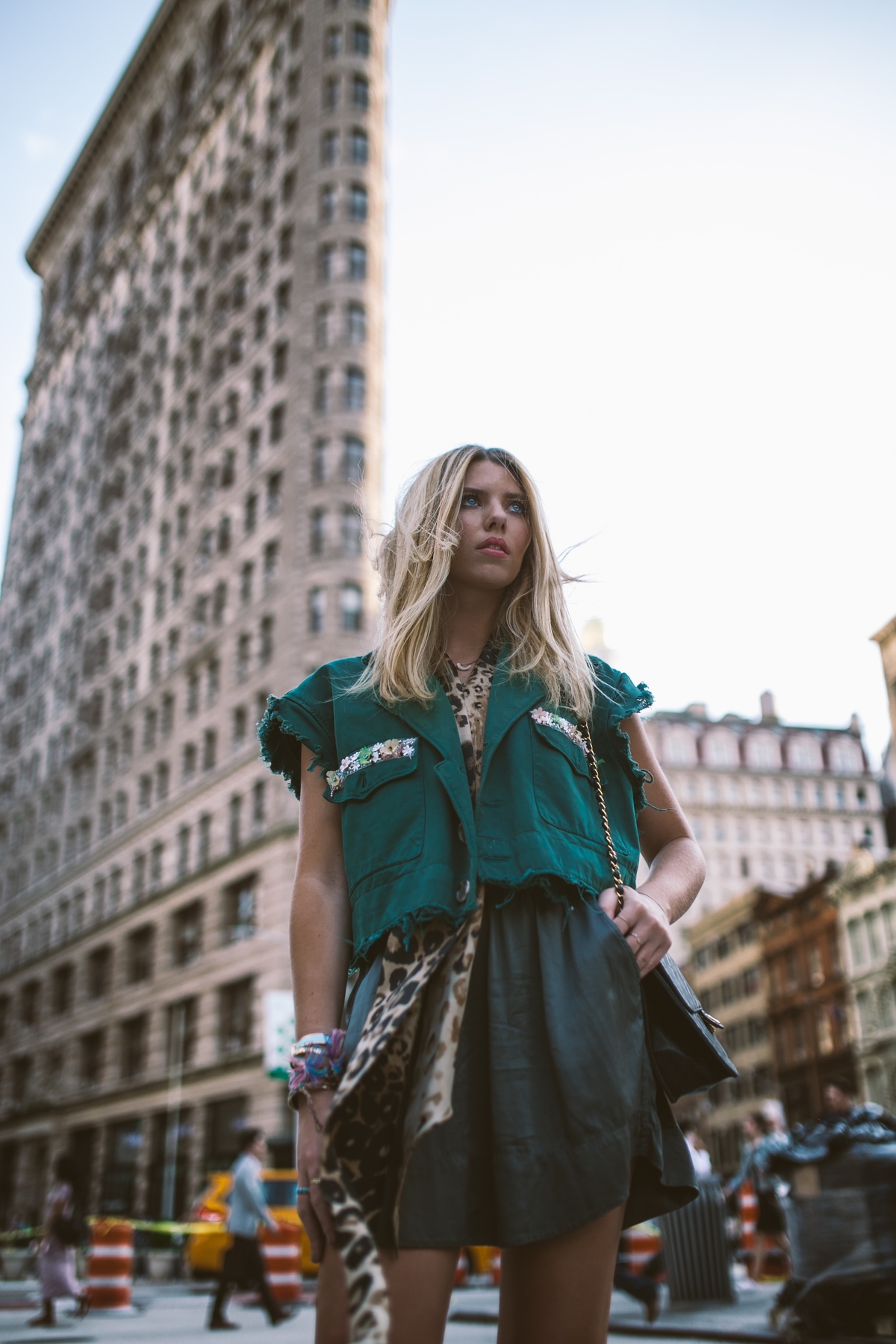 žena s leopardím vzorom a zelenej košeli v New Yorku